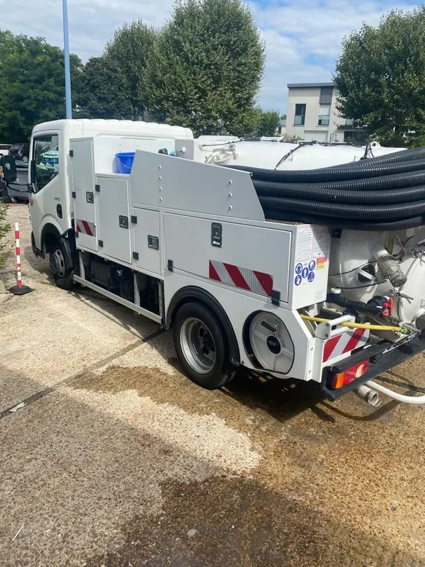 Camion hydrocureur haute pression utilisé pour le curage des stations de relevage