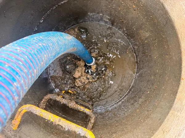 Pompage d’un regard d’eaux usées à l’hydrocureur devant une maison, intervention dans le Val-de-Marne