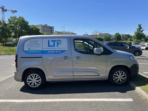 Véhicule d’intervention de La Tuyauterie Française, plombier en Île-de-France